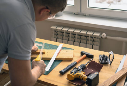 Lylian, monte avec précision les meubles de cuisine sur mesure, mettant en valeur son savoir-faire artisanal et son dévouement à fournir des installations impeccables.