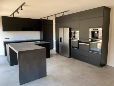 Cuisine spacieuse sur mesure conçue pour plusieurs familles. Parfait pour les grandes familles ou les occasions sociales, cette cuisine sur mesure offre à la fois style et fonctionnalité