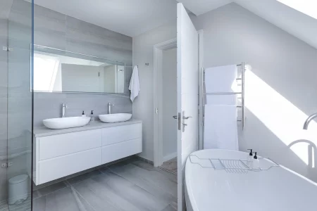 Salle de bain blanche, offrant une esthétique lumineuse et épurée. Le blanc crée une atmosphère de fraîcheur et de pureté, réalisé par L. Cuisine et Aménagement sur Nîmes et Montpellier.