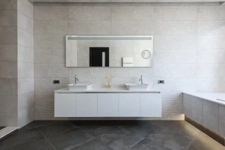 Salle de bain blanche qui apporte une touche de sophistication à tout espace, parfait pour un design classique et intemporel par L. Cuisine et Aménagement sur Nîmes et Montpellier.