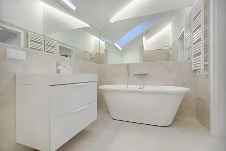 Malgré sa petite taille, cette salle de bain utilise judicieusement des miroirs pour créer une illusion d'espace et de luminosité. Parfait pour un design minimaliste et fonctionnel par L. Cuisine et Aménagement sur Nîmes et Montpellier.