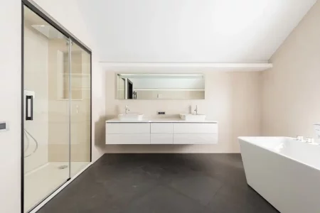 Avec une salle de bain blanche immense : Explorez l'espace dans toute sa grandeur avec notre conception sur mesure par par L. Cuisine et Aménagement